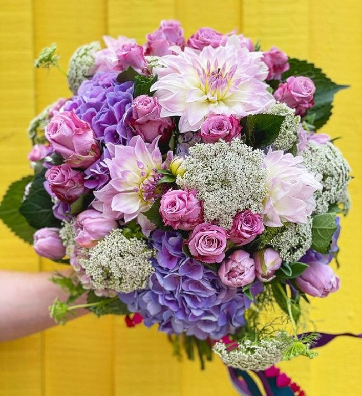 Which are the traditional wedding anniversary flowers by year?